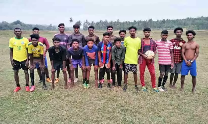 കാൽപന്തു കളിക്കാൻ ഈ കുട്ടികൾക്കും വേണ്ടേ ഒരു മൈതാനം? കാൽപന്തു കളിക്കാൻ ഈ കുട്ടികൾക്കും വേണ്ടേ ഒരു മൈതാനം?