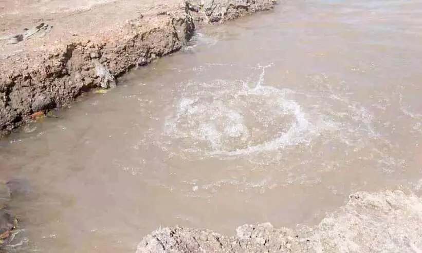 പുന്നപ്ര തെക്ക് പഞ്ചായത്തിന് സമീപം കുഴിയെടുത്ത ഭാഗത്ത് പൈപ്പ് പൊട്ടി വെള്ളം പാഴാകുന്നു പുന്നപ്ര തെക്ക് പഞ്ചായത്തിന് സമീപം കുഴിയെടുത്ത ഭാഗത്ത് പൈപ്പ് പൊട്ടി വെള്ളം പാഴാകുന്നു