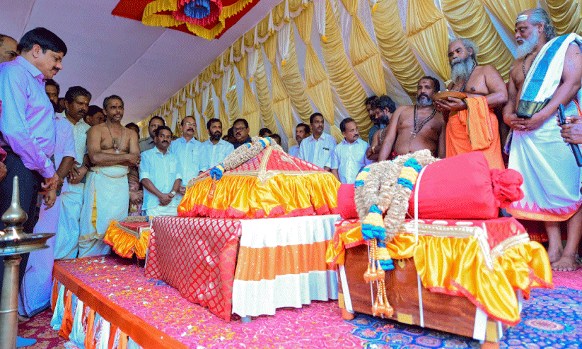 തിരുവാഭരണ ഘോഷയാത്ര: ഒഴുകിയെത്തിയത് ആയിരങ്ങൾ തിരുവാഭരണ ഘോഷയാത്ര: ഒഴുകിയെത്തിയത് ആയിരങ്ങൾ