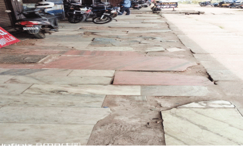 സ്റ്റേഡിയം സ്റ്റാൻഡ് നടപ്പാതയിലെ ടൈലുകൾ തകർന്നു