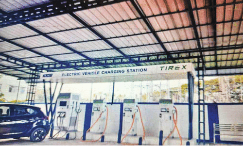 ചാ​ർ​ജാ​വാ​തെ കെ.​എ​സ്.​ഇ.​ബി ചാ​ർ​ജി​ങ് സ്റ്റേ​ഷ​നു​ക​ൾ