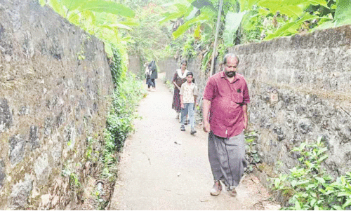 അ​ച്ചം​വീ​ട്ടി​ൽ ഇ​ട​വ​ഴി  അ​ട​ക്കാ​നൊ​രു​ങ്ങി ​െറ​യി​ൽ​വേ