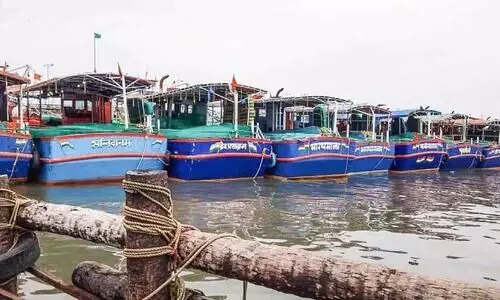 അ​രൂ​ർ മ​ണ്ഡ​ല​ത്തി​ലെ ക​ട​ലോ​ര​ങ്ങ​ളി​ൽ കി​ട​ക്കു​ന്ന ഇ​ൻ​ബോ​ർ​ഡ് വ​ള്ള​ങ്ങ​ൾ