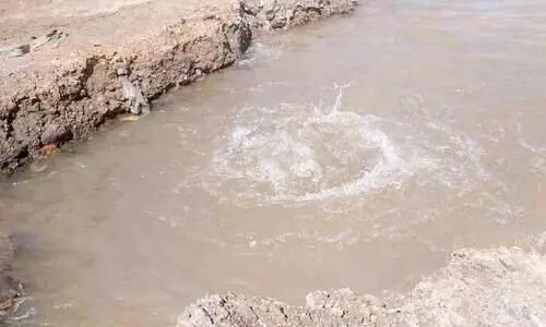 പു​ന്ന​പ്ര തെ​ക്ക് പ​ഞ്ചാ​യ​ത്തി​ന് സ​മീ​പം കു​ഴി​യെ​ടു​ത്ത ഭാ​ഗ​ത്ത് പൈ​പ്പ് പൊ​ട്ടി വെ​ള്ളം പാ​ഴാ​കു​ന്നു