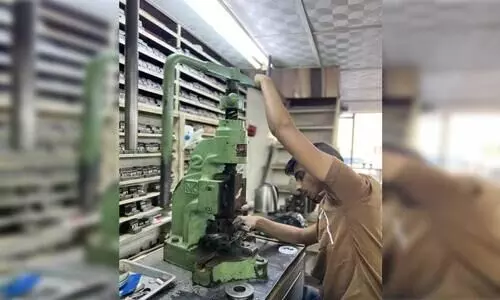 അജ്​മാനിലെ പണിപ്പുരയിൽ ജെയസ്​ മൊണ്ടൽ