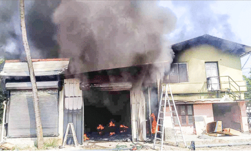 ഗൃഹോപകരണ സ്ഥാപനത്തിൽ  തീപിടിത്തം; 10 ലക്ഷം നഷ്ടം