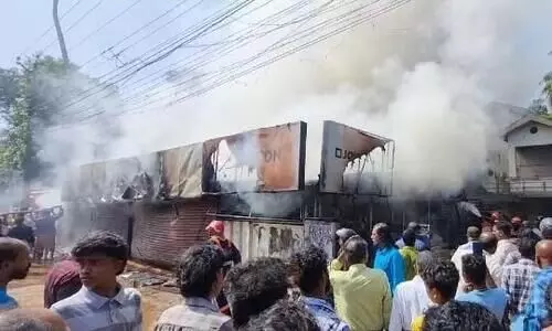 കൊല്ലത്ത്​ വൻ തീപിടിത്തം, ഹാർഡ്‌വെയർ ​കട​ കത്തി നശിച്ചു