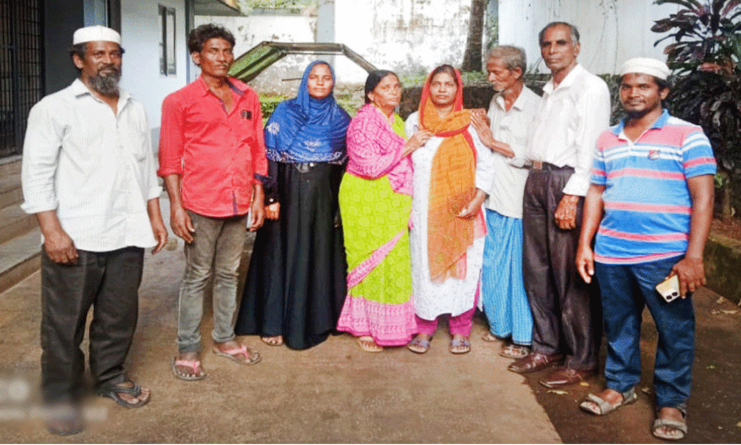 12 വർഷം മുമ്പ് കാണാതായ മകൾ കൺമുന്നിൽ; ഈറനണിഞ്ഞ് തുമ്മലി സാഹിബ് 12 വർഷം മുമ്പ് കാണാതായ മകൾ കൺമുന്നിൽ; ഈറനണിഞ്ഞ് തുമ്മലി സാഹിബ്