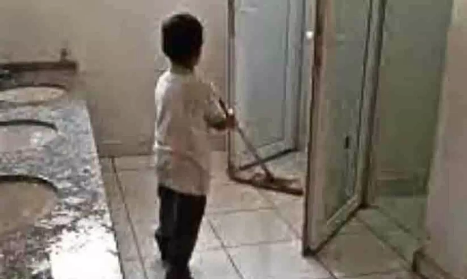 വിദ്യാർഥികളെകൊണ്ട് സ്കൂൾ ടോയ്‌ലറ്റ് വൃത്തിയാക്കിപ്പിച്ച പ്രഥമാധ്യാപികക്കെതിരെ കേസ്