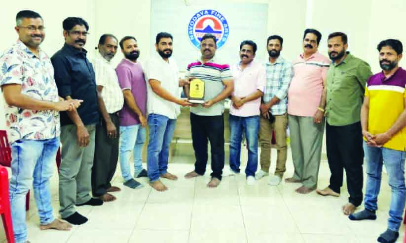 ന​വോ​ദ​യ യു​വ​ജ​ന​വേ​ദി കേ​ന്ദ്ര ക​മ്മി​റ്റി അം​ഗം ഷ​ഫീ​ഖി​ന് യാ​ത്ര​യയ​പ്പു ന​ൽ​കി