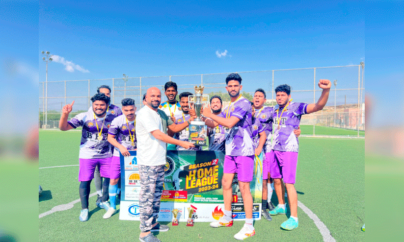 ബ്ര​ദേ​ഴ്സ് എ​ഫ്.​സി സ​ലാ​ല​യി​ൽ സം​ഘ​ടി​പ്പി​ച്ച ഫു​ട്ബാ​ൾ ടൂ​ർ​ണ​മെ​ന്റി​ൽ വി​ജ​യി​ക​ളാ​യ ബി.​ച്ച്.​ടി ഒ​മാ​ൻ ട്രോ​ഫി ഏ​റ്റു വാ​ങ്ങു​ന്നു