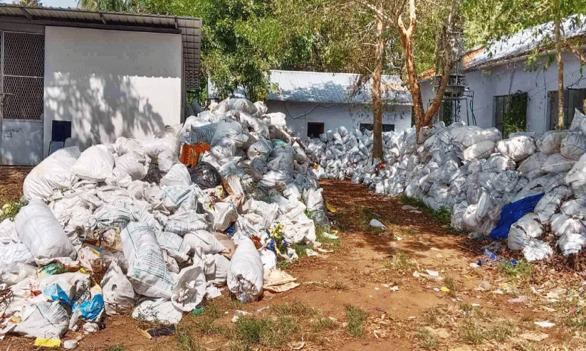 മു​രി​യാ​ട് പ​ഞ്ചാ​യ​ത്തി​ന്റെ അ​നാ​സ്ഥ; അ​ജൈ​വ മാ​ലി​ന്യം കെ​ട്ടി​ക്കി​ട​ക്കു​ന്നു