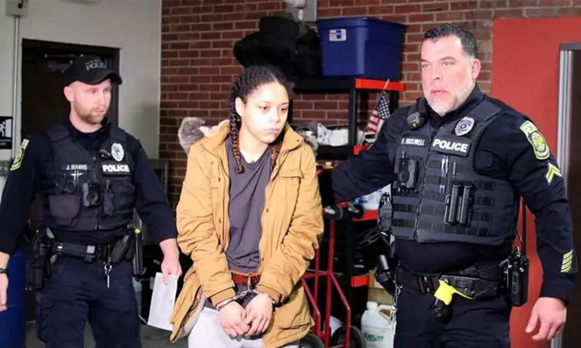 കാമുകന്റെ കുഞ്ഞിനെ ബാറ്ററിയും നെയില്പോളിഷ് റിമൂവറും കൊടുത്ത് കൊലപ്പെടുത്തി; യുവതി അറസ്റ്റില് കാമുകന്റെ കുഞ്ഞിനെ ബാറ്ററിയും നെയില്പോളിഷ് റിമൂവറും കൊടുത്ത് കൊലപ്പെടുത്തി; യുവതി അറസ്റ്റില്