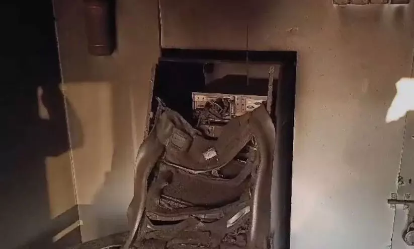 ഗ്യാസ് കട്ടർ ഉപയോഗിച്ച് എ.ടി.എം തുറക്കുന്നതിനിടെ 21 ലക്ഷം രൂപ കത്തിനശിച്ചു