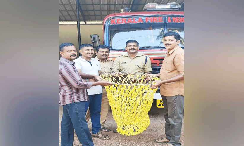 റെസ്ക്യൂ നെറ്റ് നിർമിച്ച് അഗ്നിരക്ഷാസേന ഉദ്യോഗസ്ഥൻ റെസ്ക്യൂ നെറ്റ് നിർമിച്ച് അഗ്നിരക്ഷാസേന ഉദ്യോഗസ്ഥൻ