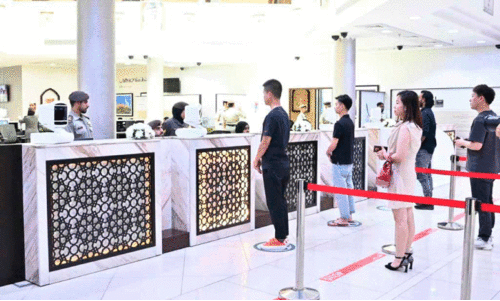 ഹ​ത്ത അ​തി​ർ​ത്തി​യി​ൽ രേ​ഖ​ക​ൾ പ​രി​ശോ​ധി​ക്കു​ന്ന​തി​നാ​യി കാ​ത്തി​രി​ക്കു​ന്ന യാ​ത്ര​ക്കാ​ർ