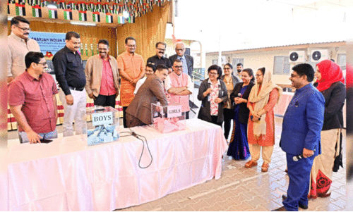 ഷാ​ർ​ജ ഇ​ന്ത്യ​ൻ സ്കൂ​ൾ കെ.​ജി പ്ര​വേ​ശ​ന​ത്തി​ന്‍റെ ന​റു​ക്കെ​ടു​പ്പ്​ ഷാ​ർ​ജ ഇ​ന്ത്യ​ൻ അ​സോ​സി​യേ​ഷ​ൻ പ്ര​സി​ഡ​ന്‍റ്​ നി​സാ​ർ  ത​ള​ങ്ക​ര നി​ർ​വ​ഹി​ക്കു​ന്നു