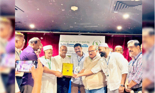 അ​ൽ​ഐ​ൻ കെ.​എം.​സി.​സി തൃ​ശൂ​ർ ജി​ല്ല ക​മ്മി​റ്റി അ​ഷ്‌​റ​ഫ്‌  പ​ള്ളി​ക്ക​ണ്ട​ത്തി​ന്​ യാ​ത്ര​യ​യ​പ്പ്​ ന​ൽ​കു​ന്നു