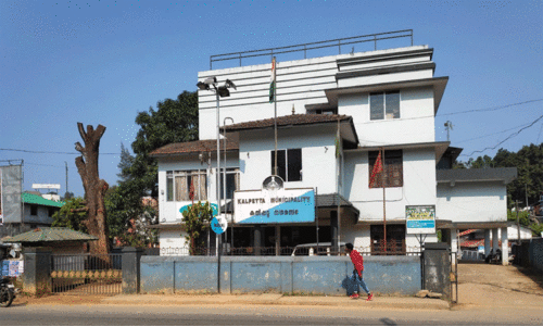 ക​ൽ​പ​റ്റ ന​ഗ​ര​സ​ഭ ചെ​യ​ർ​മാ​ൻ; കോ​ൺ​ഗ്ര​സി​ൽ   ഭി​ന്ന​ത രൂ​ക്ഷം