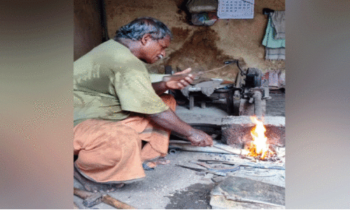 ഉലയിലൂതി ഉലഞ്ഞ ജീവിതം; ലക്ഷ്മണനിത് അഭിമാനത്തൊഴിൽ