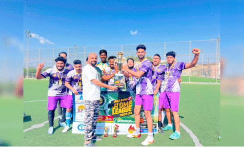 ബ്ര​ദേ​ഴ്സ് എ​ഫ്.​സി സ​ലാ​ല​യി​ൽ സം​ഘ​ടി​പ്പി​ച്ച ഫു​ട്ബാ​ൾ ടൂ​ർ​ണ​മെ​ന്റി​ൽ വി​ജ​യി​ക​ളാ​യ ബി.​ച്ച്.​ടി ഒ​മാ​ൻ ട്രോ​ഫി ഏ​റ്റു വാ​ങ്ങു​ന്നു