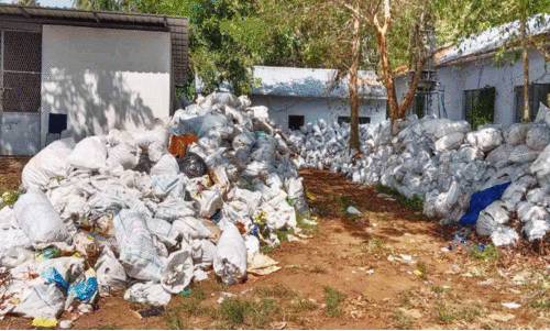 മു​രി​യാ​ട് പ​ഞ്ചാ​യ​ത്തി​ന്റെ അ​നാ​സ്ഥ; അ​ജൈ​വ മാ​ലി​ന്യം കെ​ട്ടി​ക്കി​ട​ക്കു​ന്നു