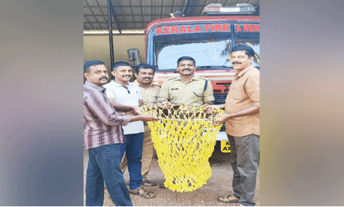 റെസ്ക്യൂ നെറ്റ് നിർമിച്ച് അഗ്​നിരക്ഷാസേന ഉദ്യോഗസ്ഥൻ