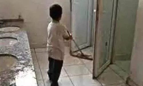 വിദ്യാർഥികളെകൊണ്ട് സ്കൂൾ ടോയ്‌ലറ്റ് വൃത്തിയാക്കിപ്പിച്ച പ്രഥമാധ്യാപികക്കെതിരെ കേസ്