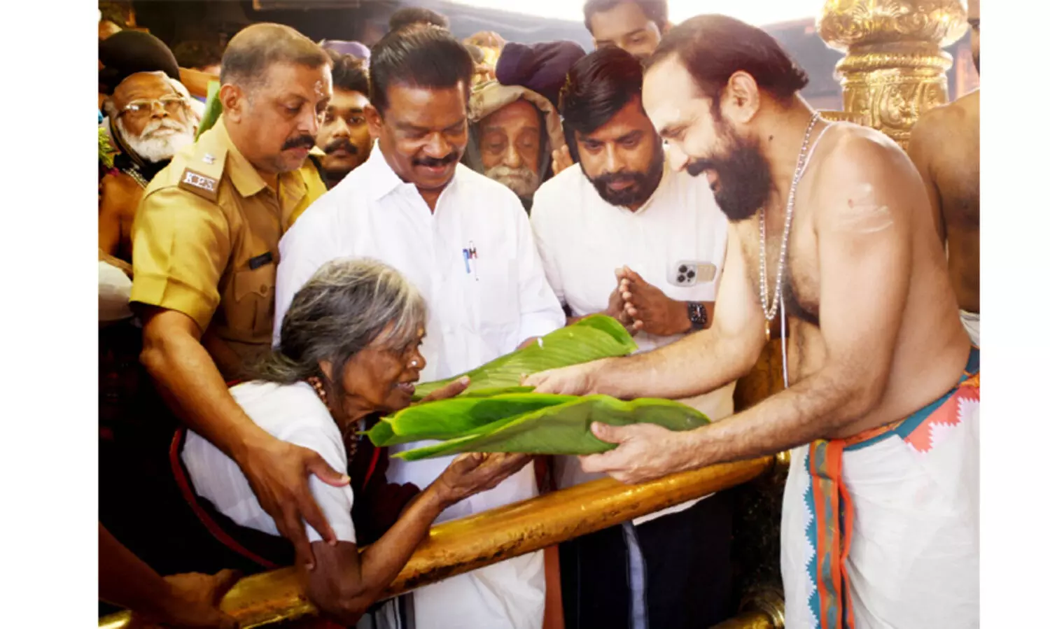 അയ്യനെ തൊഴാൻ സഹായിച്ച് മന്ത്രി കെ.രാധാകൃഷ്ണൻ; ഷൺമുഖ അമ്മാളിന് ദർശന സായൂജ്യം