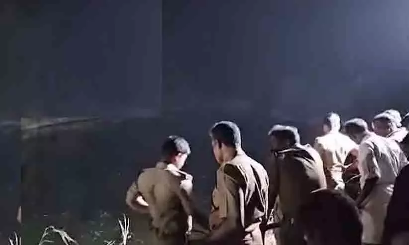 In Thrissur, the car overturned on Paramada, three people died tragically In Thrissur, the car overturned on Paramada, three people died tragically