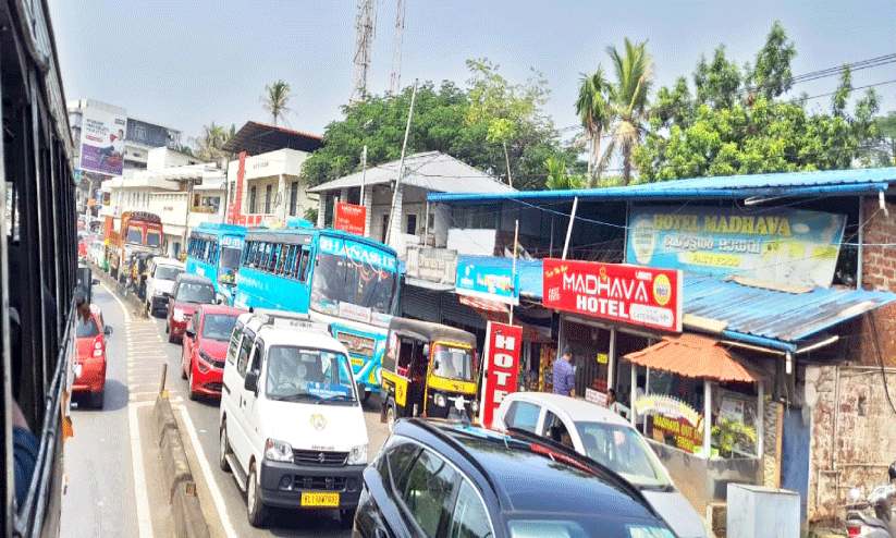 ചൊവ്വയിൽ അശാസ്ത്രീയ മരംമുറി; ഗതാഗതം സ്തംഭിച്ചു ചൊവ്വയിൽ അശാസ്ത്രീയ മരംമുറി; ഗതാഗതം സ്തംഭിച്ചു