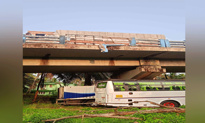 തകർന്നിട്ട് ഒരു വർഷം; മുഴപ്പിലങ്ങാട് മേൽപാലത്തിലെ കൈവരി നവീകരിക്കാൻ നടപടിയില്ല തകർന്നിട്ട് ഒരു വർഷം; മുഴപ്പിലങ്ങാട് മേൽപാലത്തിലെ കൈവരി നവീകരിക്കാൻ നടപടിയില്ല