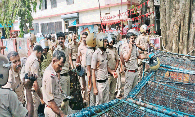 യൂത്ത് കോൺഗ്രസ് മാർച്ചിൽ സംഘർഷം;   രണ്ട് പൊലീസുകാർക്ക് പരിക്ക്