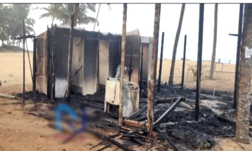 തൈക്കടപ്പുറത്തെ സ്വകാര്യ ബീച്ച് പാര്ക്ക് അജ്ഞാതര് കത്തിച്ചു തൈക്കടപ്പുറത്തെ സ്വകാര്യ ബീച്ച് പാര്ക്ക് അജ്ഞാതര് കത്തിച്ചു