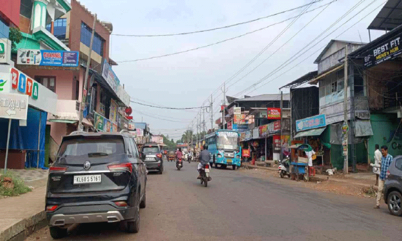 ഇവിടെ യാത്രക്കാർ ഒറ്റനിൽപാണ്; ചീമേനിയിൽ പേരിനുപോലു​മില്ല ബസ് കാത്തിരിപ്പു കേന്ദ്രം