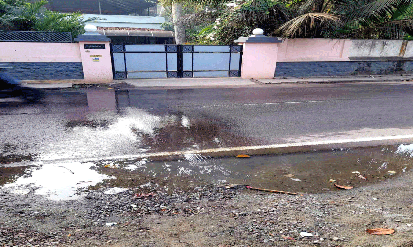 ശാസ്തമംഗലം-കൊച്ചാര് റോഡില് മലിനജലം ഒഴുകുന്നു ശാസ്തമംഗലം-കൊച്ചാര് റോഡില് മലിനജലം ഒഴുകുന്നു