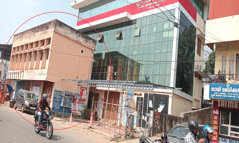 നിയമംലംഘിച്ച് പഞ്ചായത്തിന്‍റെ പാര്‍ക്കിങ്​ ഷെഡ് നിർമാണം