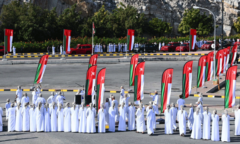 മു​സ​ന്ദം ഗ​വ​ർ​ണ​റേ​റ്റി​ലേ​ക്ക്​ സു​ൽ​ത്താ​നെ വ​ര​വേ​ൽ​ക്കാ​നാ​യി റോ​ഡി​ന്‍റെ ഇ​രു​വ​ശ​ത്തും ത​ടി​ച്ച്​ കൂ​ടി​യി​രി​ക്കു​ന്ന ജ​ന​ങ്ങ​ൾ