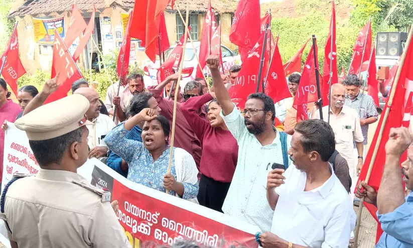 ഭൂമി കൈയേറ്റം തടയണമെന്ന് ആവശ്യപ്പെട്ട് മാർച്ച് നടത്തി ഭൂമി കൈയേറ്റം തടയണമെന്ന് ആവശ്യപ്പെട്ട് മാർച്ച് നടത്തി