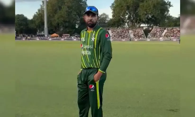 ‘അമ്മാവാ’ എന്ന് ആരാധകൻ; ‘വായടക്കാൻ’ പാക് താരത്തിന്‍റെ മറുപടി; ഒടുവിൽ സെൽഫി!