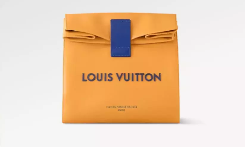 കണ്ടാൽ പേപ്പർ ബാഗ്, പക്ഷേ ഈ ബാഗിന്റെ വില കേട്ടാൽ ഞെട്ടും