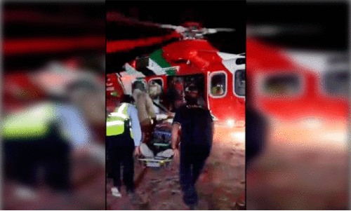 മ​രു​ഭൂ​മി​യി​ൽ അ​പ​ക​ട​ത്തി​ൽ പ​രി​ക്കേ​റ്റ​യാ​ളെ  ര​ക്ഷി​ക്കു​ന്നു