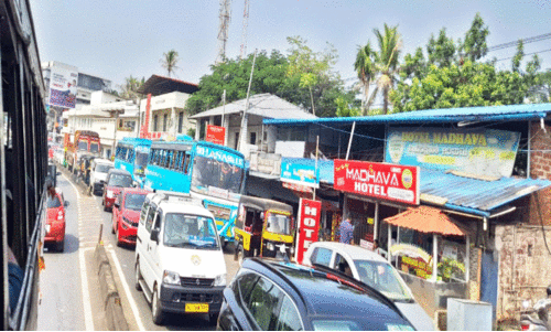 ചൊവ്വയിൽ അശാസ്ത്രീയ മരംമുറി; ഗതാഗതം സ്തംഭിച്ചു ചൊവ്വയിൽ അശാസ്ത്രീയ മരംമുറി; ഗതാഗതം സ്തംഭിച്ചു