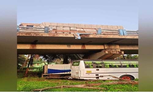 തകർന്നിട്ട് ഒരു വർഷം; മുഴപ്പിലങ്ങാട് മേൽപാലത്തിലെ കൈവരി നവീകരിക്കാൻ നടപടിയില്ല