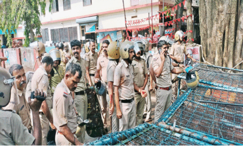യൂത്ത് കോൺഗ്രസ് മാർച്ചിൽ സംഘർഷം; രണ്ട് പൊലീസുകാർക്ക് പരിക്ക് യൂത്ത് കോൺഗ്രസ് മാർച്ചിൽ സംഘർഷം; രണ്ട് പൊലീസുകാർക്ക് പരിക്ക്