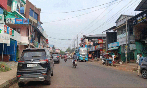 ഇവിടെ യാത്രക്കാർ ഒറ്റനിൽപാണ്; ചീമേനിയിൽ പേരിനുപോലു​മില്ല ബസ് കാത്തിരിപ്പു കേന്ദ്രം