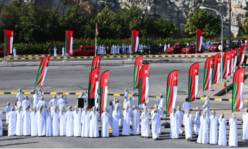 മു​സ​ന്ദം ഗ​വ​ർ​ണ​റേ​റ്റി​ലേ​ക്ക്​ സു​ൽ​ത്താ​നെ വ​ര​വേ​ൽ​ക്കാ​നാ​യി റോ​ഡി​ന്‍റെ ഇ​രു​വ​ശ​ത്തും ത​ടി​ച്ച്​ കൂ​ടി​യി​രി​ക്കു​ന്ന ജ​ന​ങ്ങ​ൾ