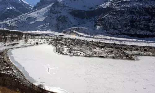 ഹിമാചലിലെ വിസ്മയം: മഞ്ഞിൽ പൊതിഞ്ഞ് സിസു തടാകം