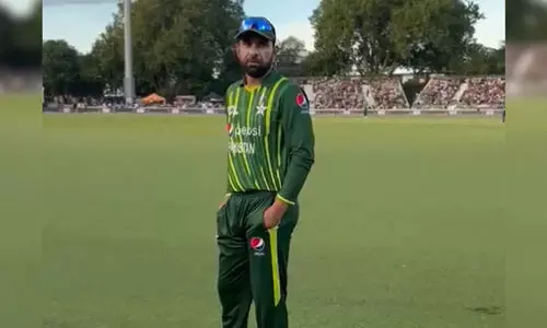 ‘അമ്മാവാ’ എന്ന് ആരാധകൻ; ‘വായടക്കാൻ’ പാക് താരത്തിന്‍റെ മറുപടി; ഒടുവിൽ സെൽഫി!