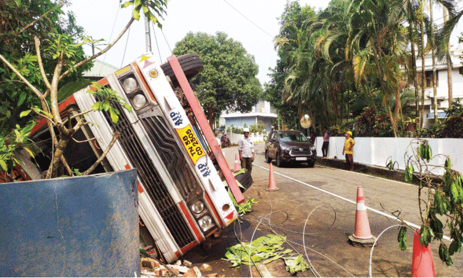 വാ​ഹ​ന​ങ്ങ​ളു​ടെ വേ​ഗ​ത നി​യ​ന്ത്രിക്കണം; ചോ​ര​പ്പാ​ട് മാ​യാ​തെ ആ​ളൂ​ര്‍-​മാ​ള റോ​ഡ്